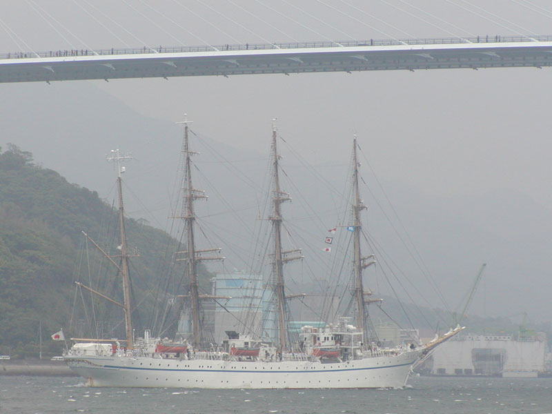帆船日本丸・長崎港女神大橋